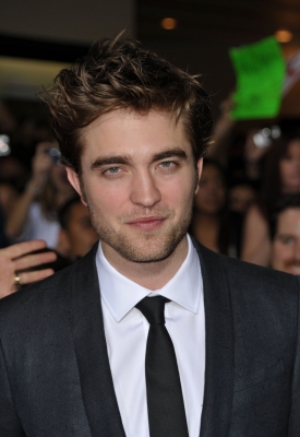 107180_robert-pattinson-hits-the-twilight-saga-new-moon-premiere-red-carpet-la-nov-16-2009